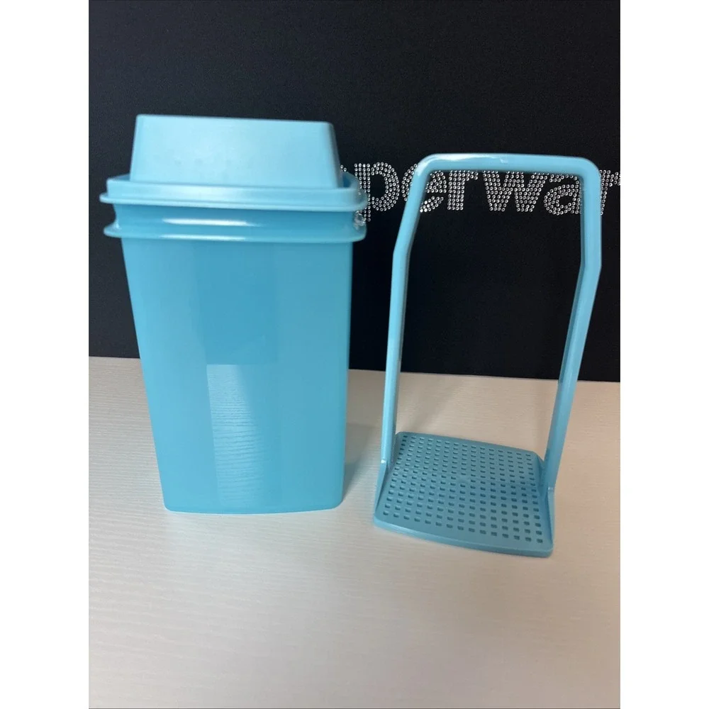 Tupperware Pick A Deli 8.5 Cup Square Pickle Container with Strainer Blue New